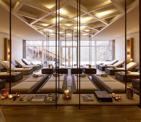 Ruheraum im Severin*s Resort & Spa mit orange beleuchteten Liegen und Hängeregalen