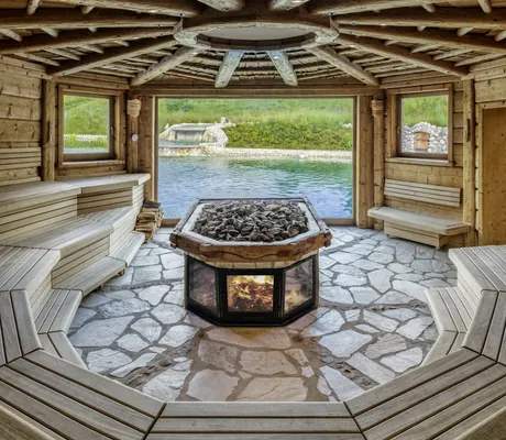 runde Eventsauna mit Holzdecke und und BLick auf den Badeteich des Bio- & Wellnessresort Stanglwirt