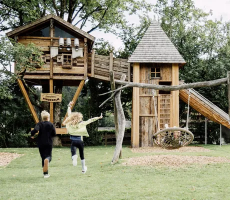 Holzkletterhaus für Kinder im Bio- & Wellnessresort Stanglwirt mit Nestschaukel und Rutsche