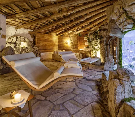 Ruheraum im Bio- & Wellnessresort Stanglwirt mit Hängeliegen vor Aquarium und Felsen