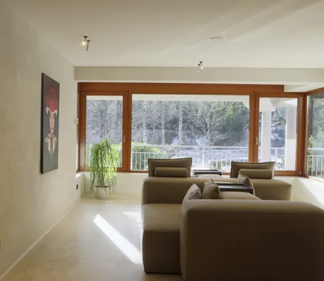 Ruheraum im Hotel Waldblick Kniebis mit großen Bildern von Frauen Schwarzwald-Tracht