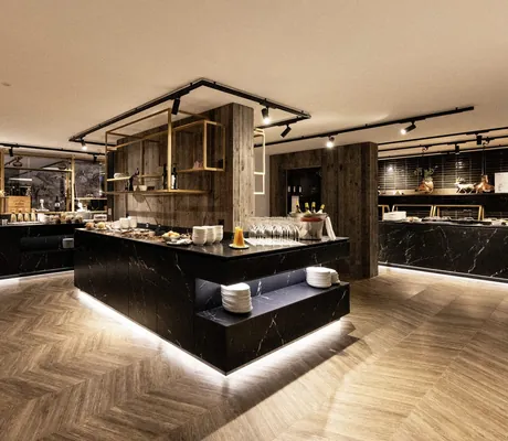 reichlich gedeckter Büffetbereich des Restaurants im Wellnesshotel Wittelsbach in schwarzer Marmoroptik und sanfter Beleuchtung