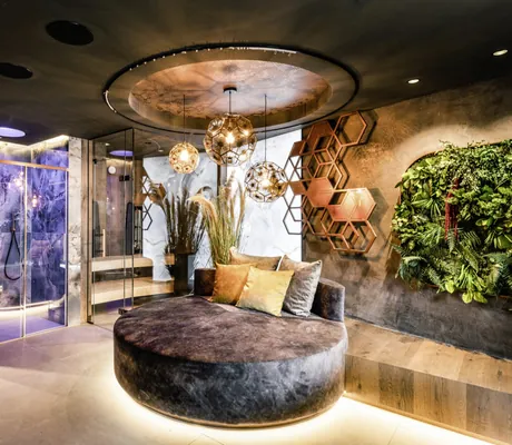 Spa-Suite in der Quellenhof See Lodge mit rundem Bett und Pflanzenwand