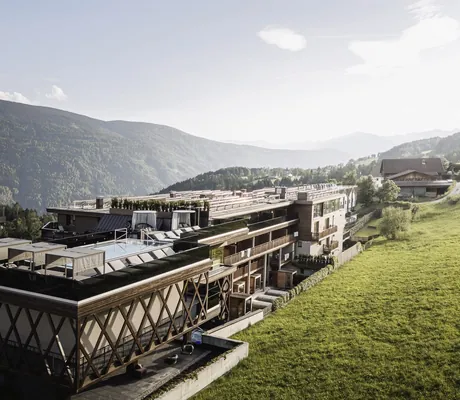 Gesamtansicht des Terentnerhof vom Hang aus mit Blick auf den Rooftop-Spa