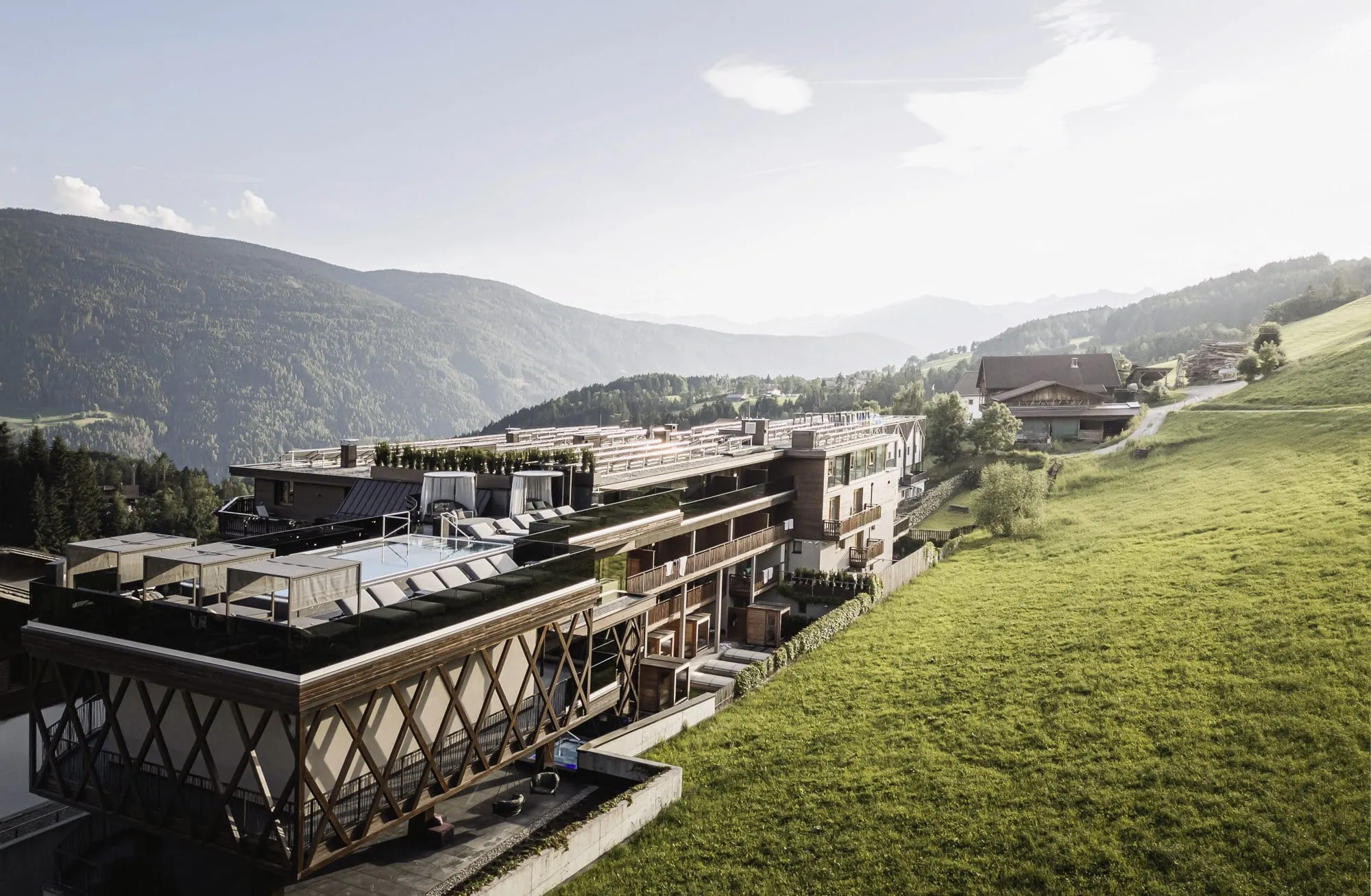 Gesamtansicht des Terentnerhof vom Hang aus mit Blick auf den Rooftop-Spa