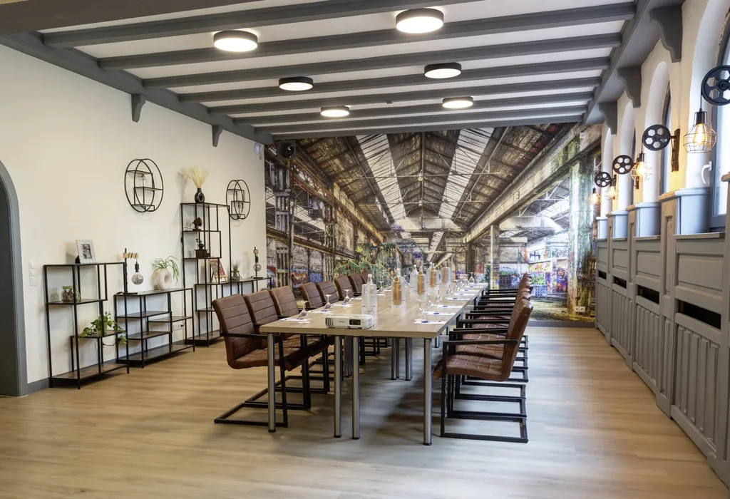 Tagungsraum Denkfabrik im Hotel Das Ebertor mit Tapete einer alten Industriehalle