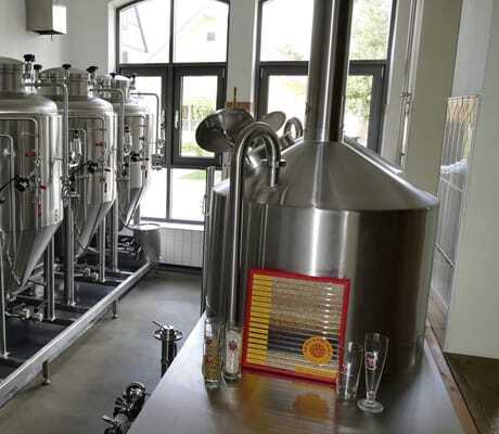 Edelstahl-Gärtanks und Sudkessel in der Brauerei des Hotel Speidel’s BrauManufaktur