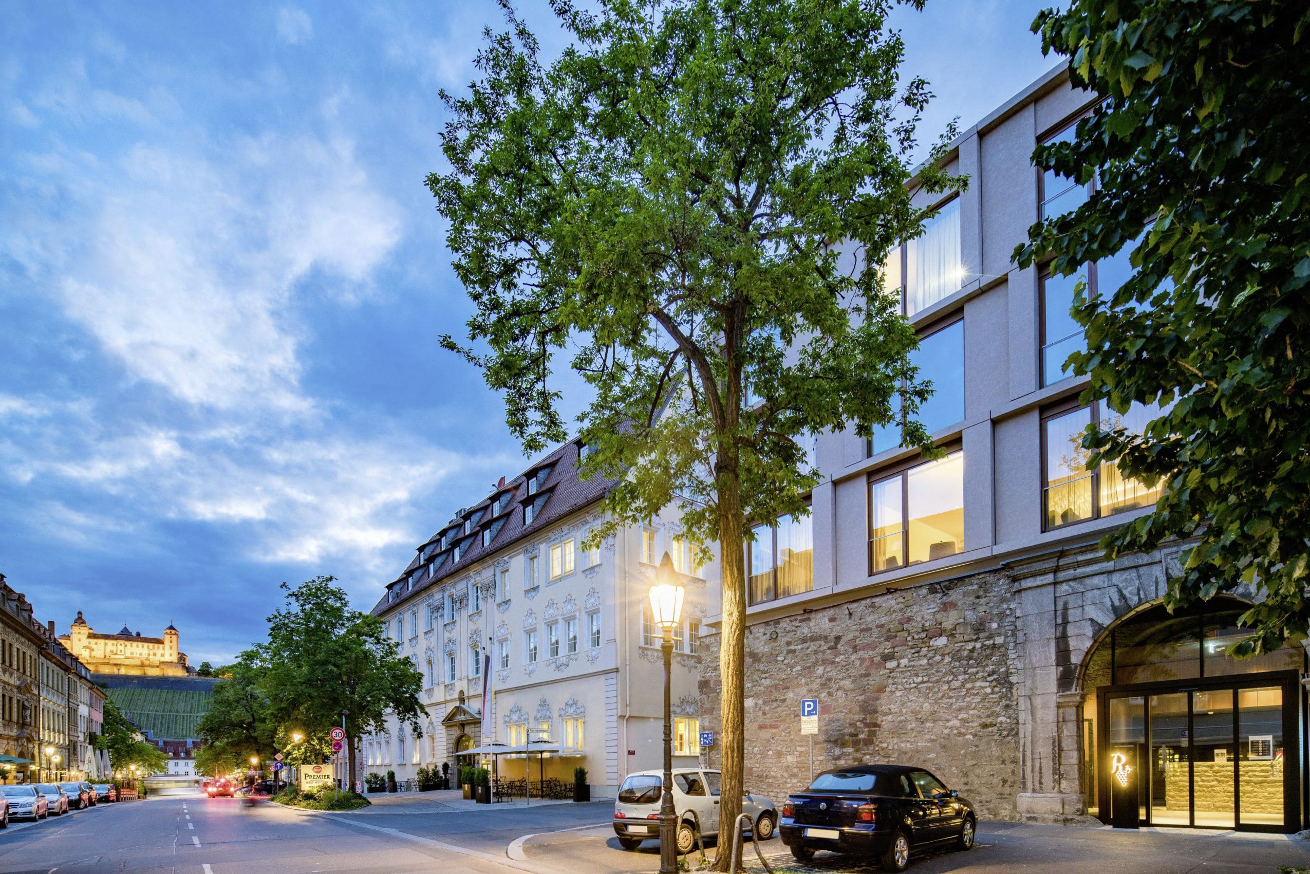 Fassade des Best Western Hotel Rebstock hinter beleuchteter Laterne an der Straße