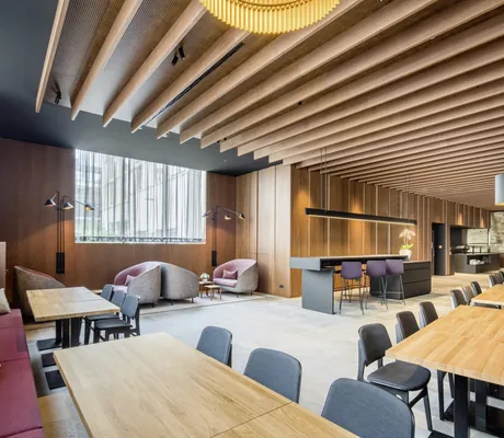 Refektorium im Best Western Hotel Rebstock mit roten Sitzbänken und lila Hochstühlen