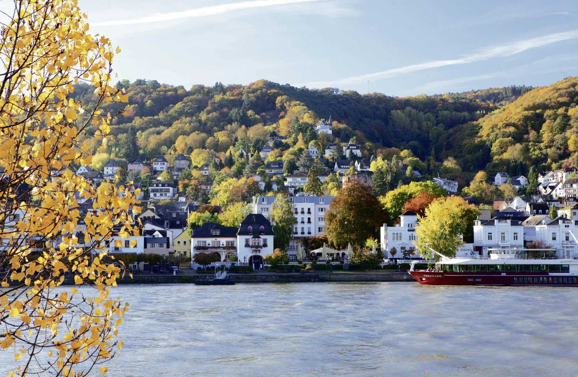 Außenaufnahme des Hotel Das Ebertor im Herbst vom Rhein aus gesehen