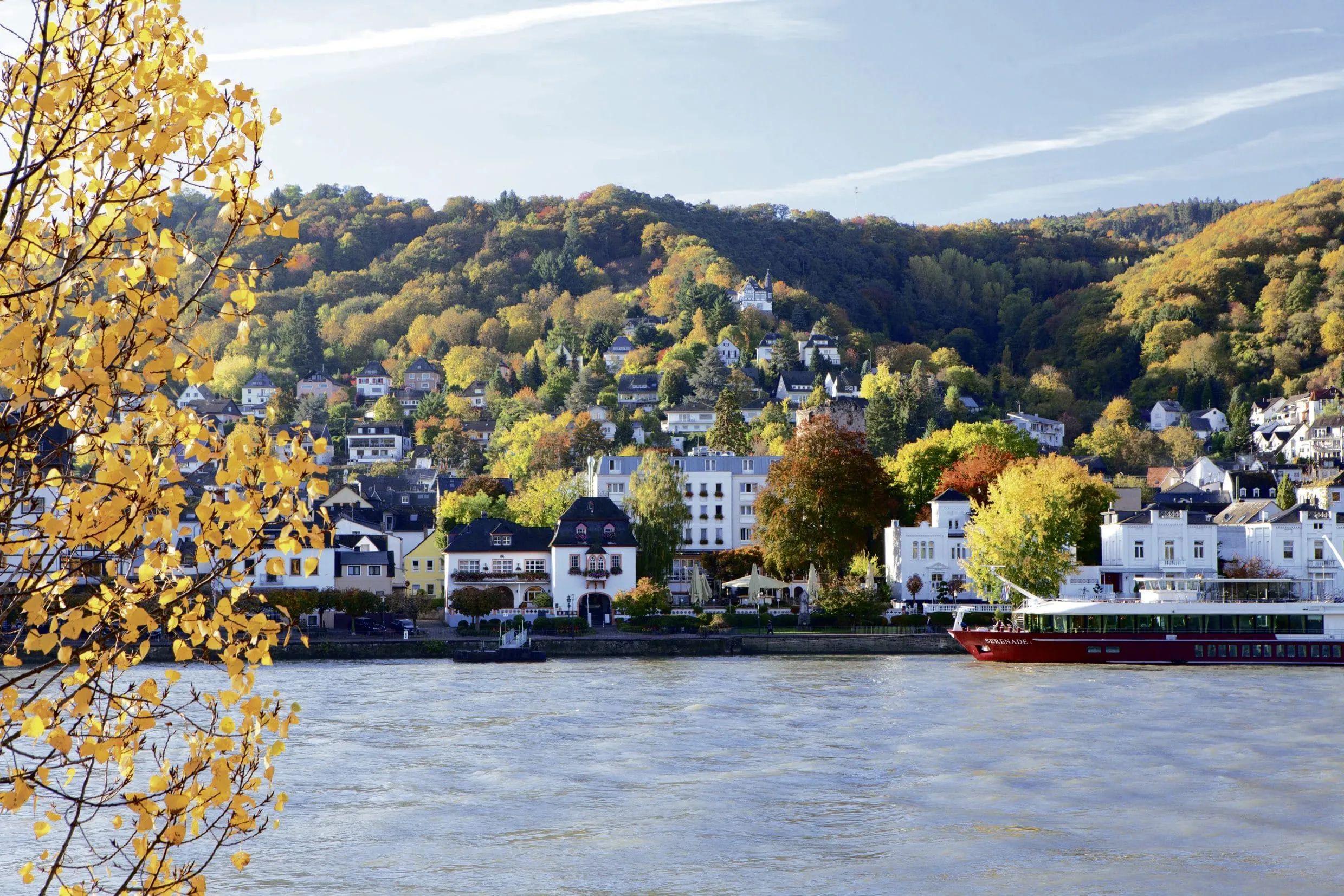 Au&szlig;enaufnahme des Hotel Das Ebertor im Herbst vom Rhein aus gesehen