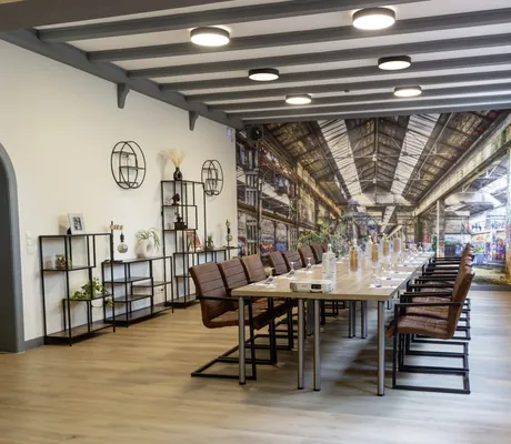 Tagungsraum Denkfabrik im Hotel Das Ebertor mit Tapete einer alten Industriehalle