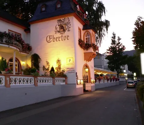 Fassade des Hotel Das Ebertor mit Schriftzug am Abend an der Straße