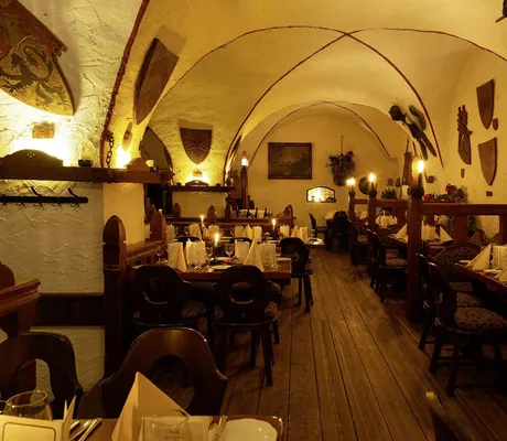 Gewölbekeller im Hotel Das Ebertor mit alten Ritterrüstungen