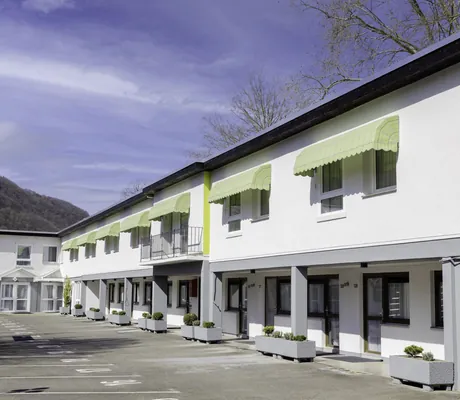 Seitenansicht des Hotel Das Ebertor mit grünen Markisen