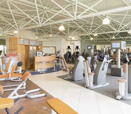 Fitnessraum im Freizeit In Göttingen mit grauen Geräten und Metallkonstruktion an der Decke
