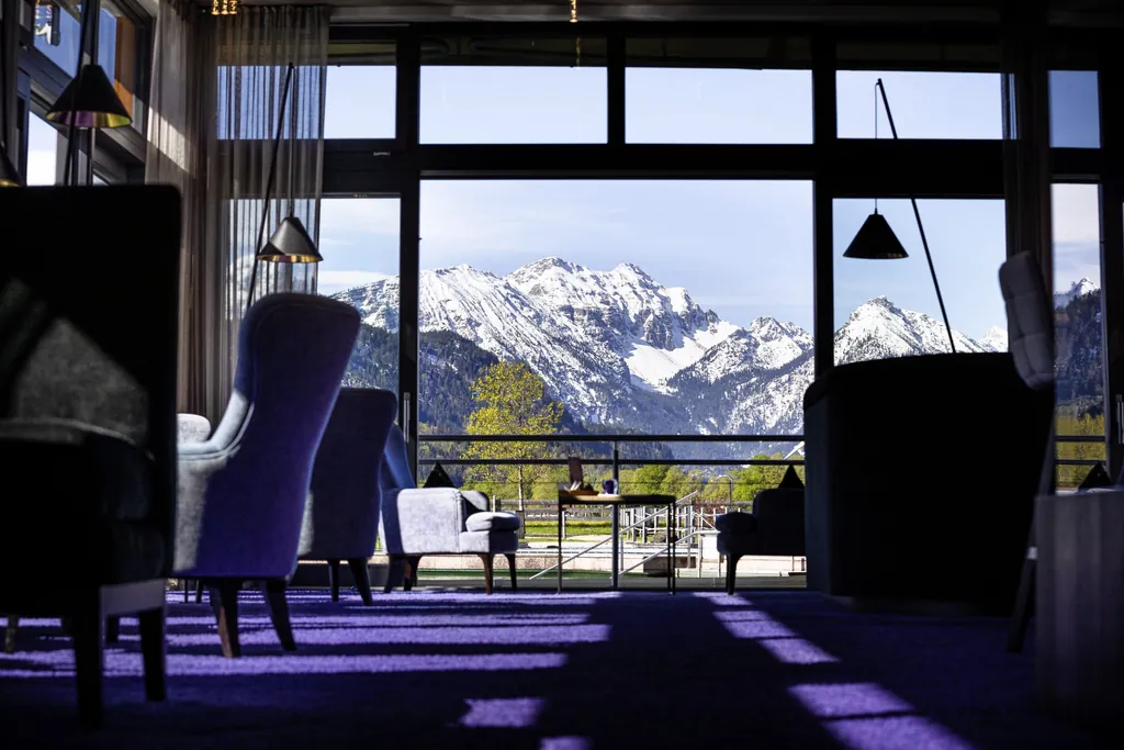 Blick aus der Bar des Das König Ludwig Inspiration Spa auf die schneebedeckten Gipfel des Allgäus