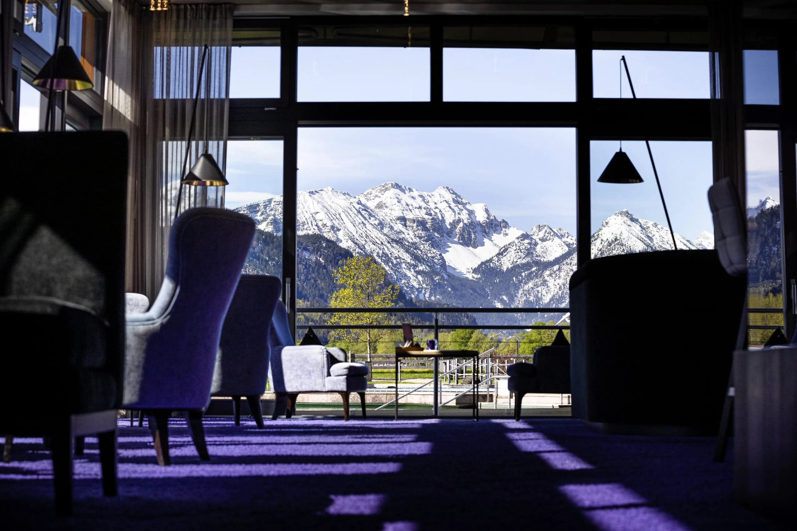 Blick aus der Bar des Das K&ouml;nig Ludwig Inspiration Spa auf die schneebedeckten Gipfel des Allg&auml;us