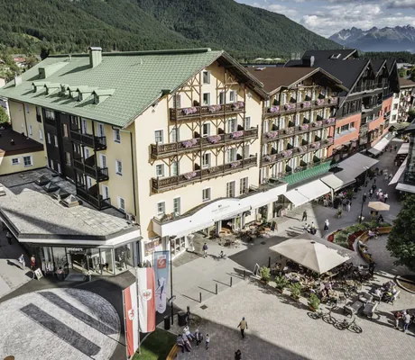 Außenaufnahme des Hotel Post Seefeld am Marktplatz des Ortes Seefeld im Sommer