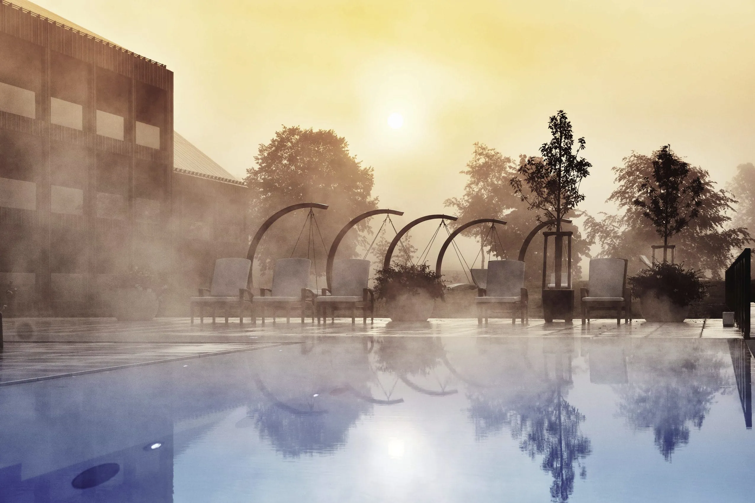 Outdoorpool im &Ouml;schberghof bei Sonnenaufgang mit Nebelschwaden &uuml;ber dem Wasser