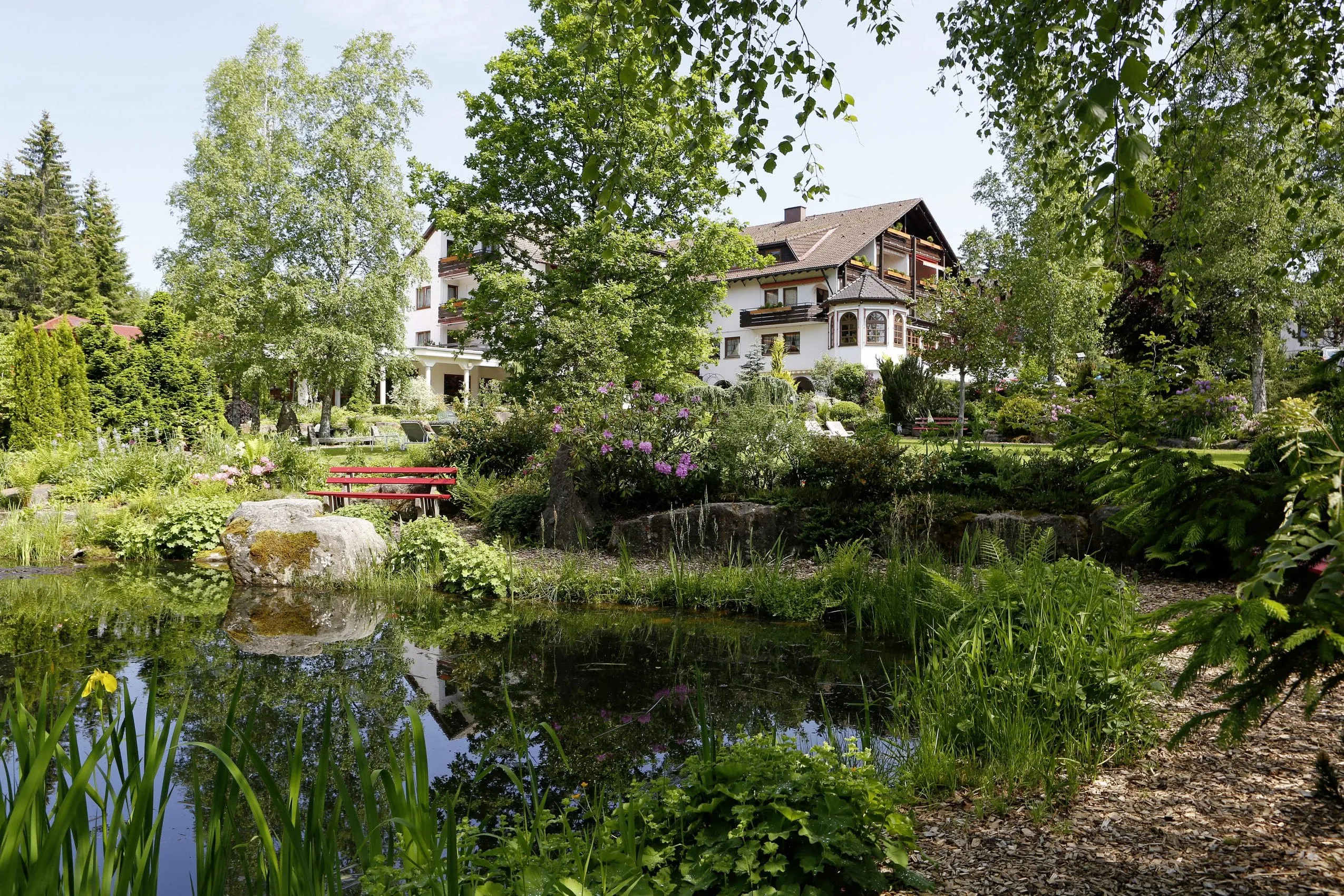 Blick &uuml;ber den Teich auf das Wellnesshotel Waldblick Kniebis im Schwarzwald