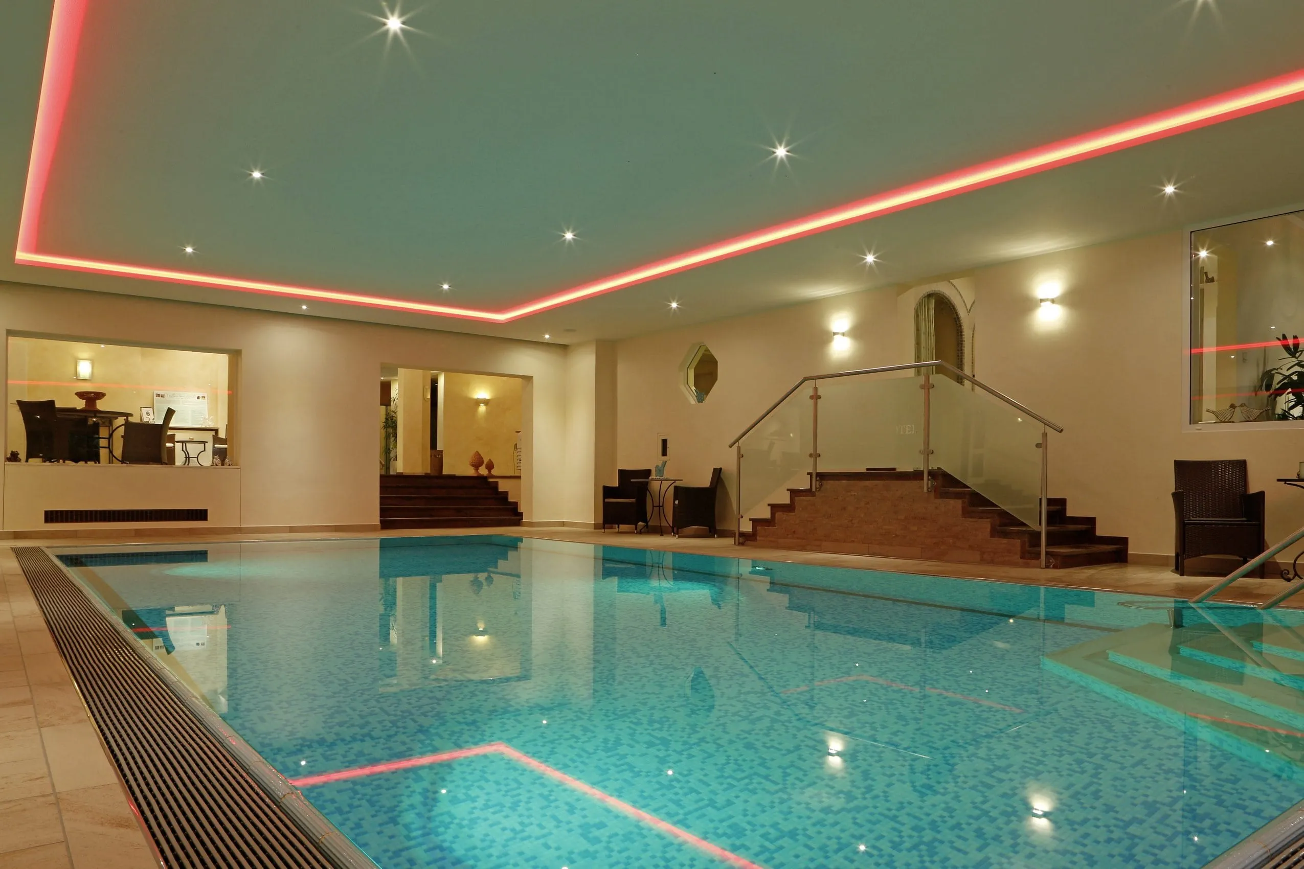 Indoorpool im Hotel Waldblick Kniebis mit roten Lichtleisten an der Decke