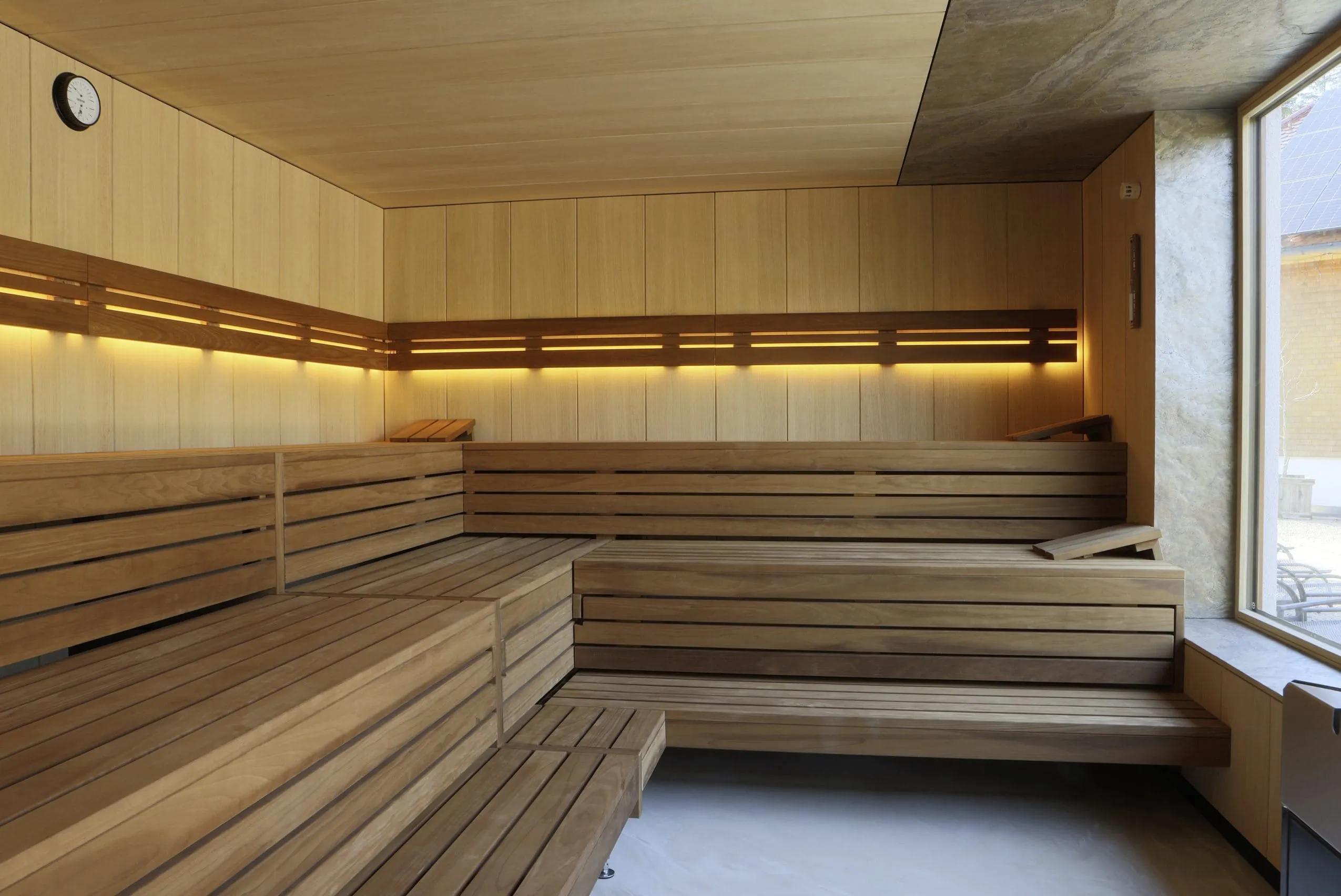 gelb beleuchtete Sauna im Hotel Waldblick Kniebis mit gro&szlig;em Fenster