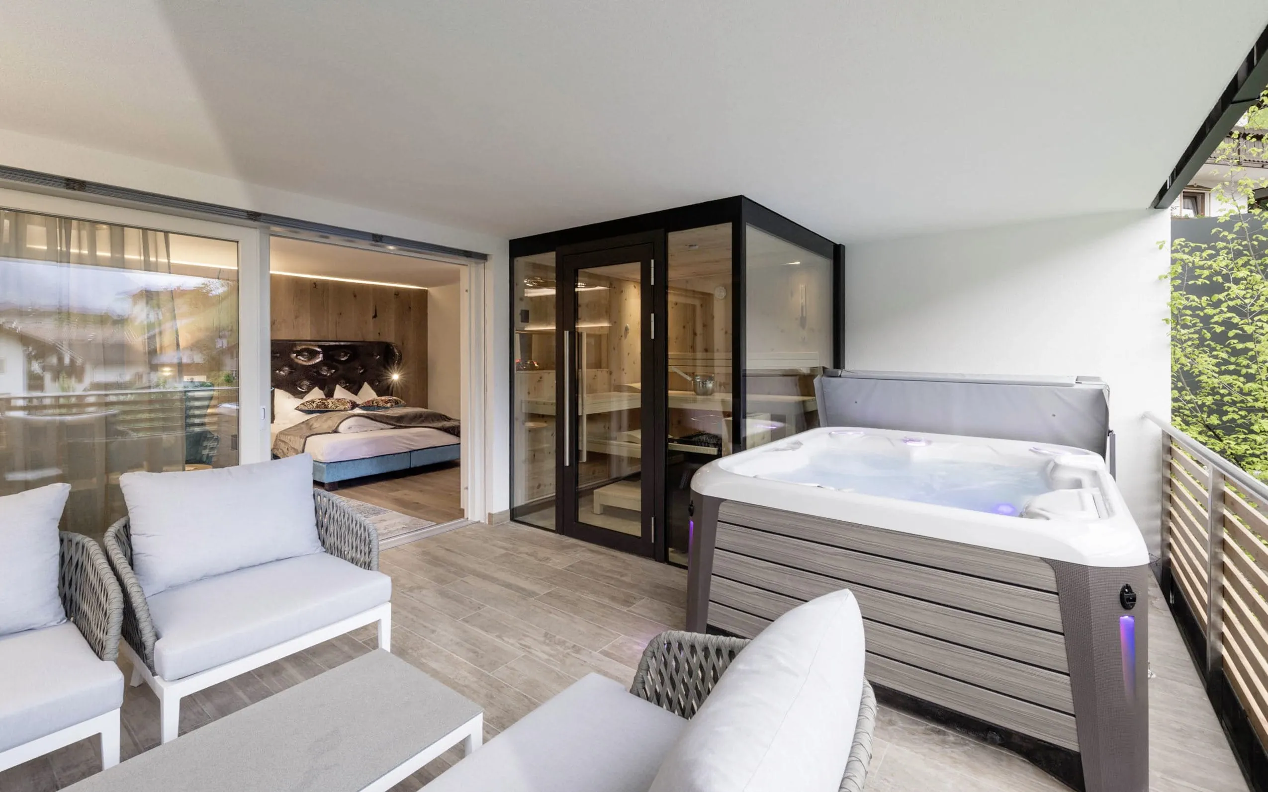 Privater Wellnessbereich des Wellnesshotels in Südtirol mit Whirlpool und Sauna direkt auf dem Balkon des eigenen Zimmers.
