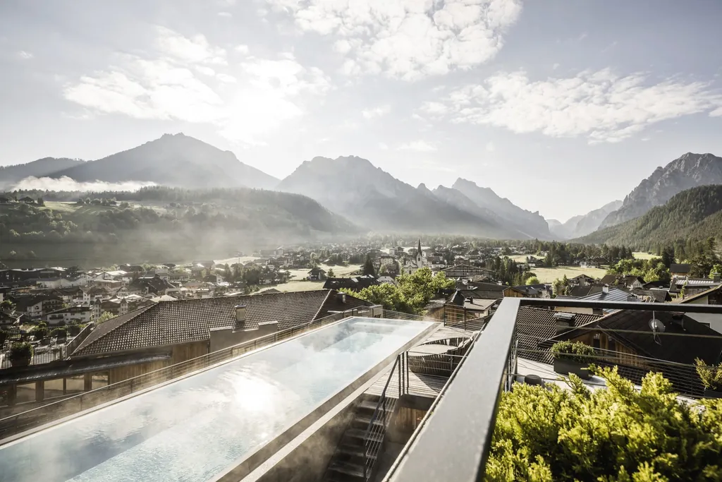 Skypool im Excelsior Dolomites Life Resort mit Blick auf die Dolomiten