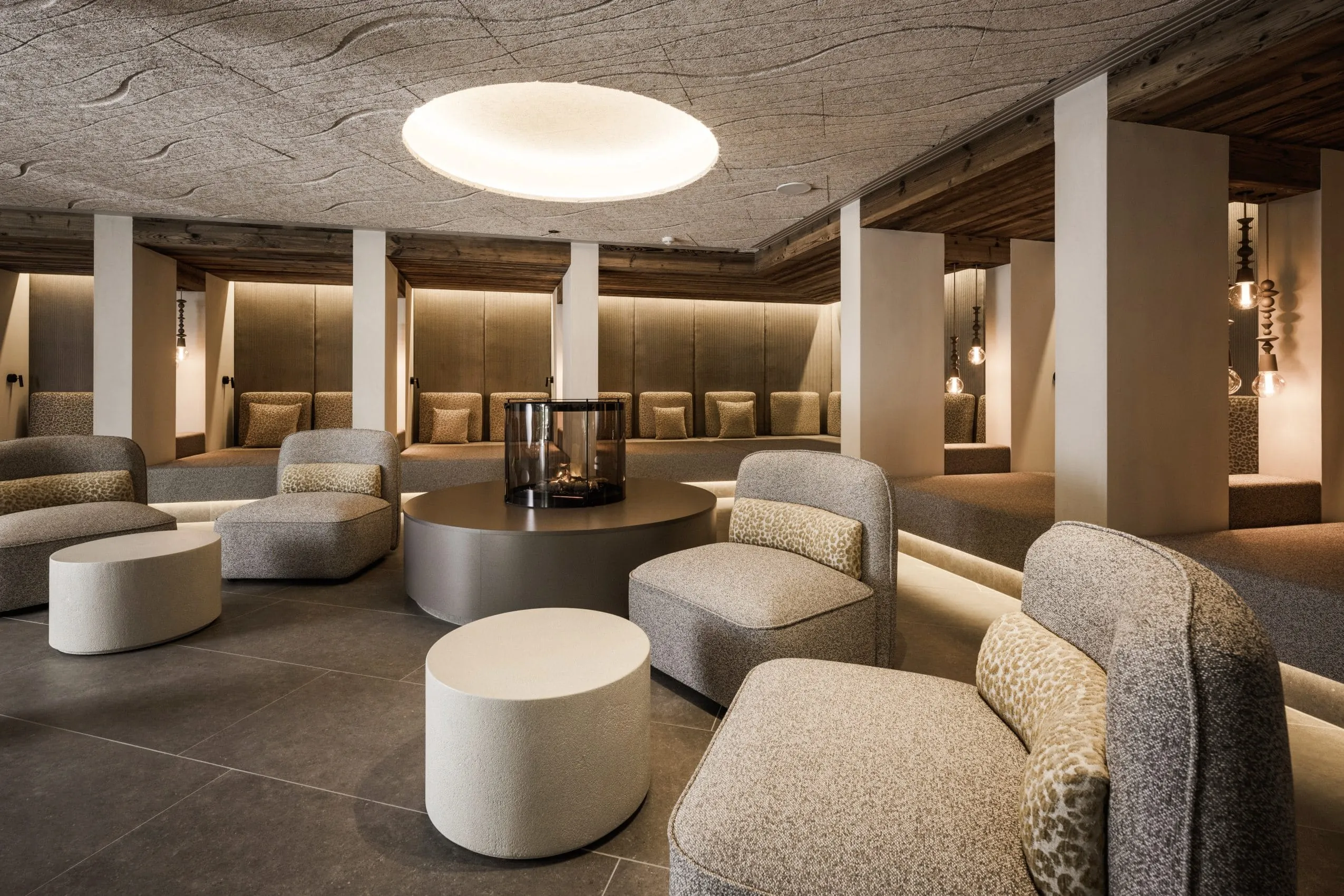 Ruheraum mit Ruhekojen im Excelsior Dolomites Life Resort mit getigerten Kissen