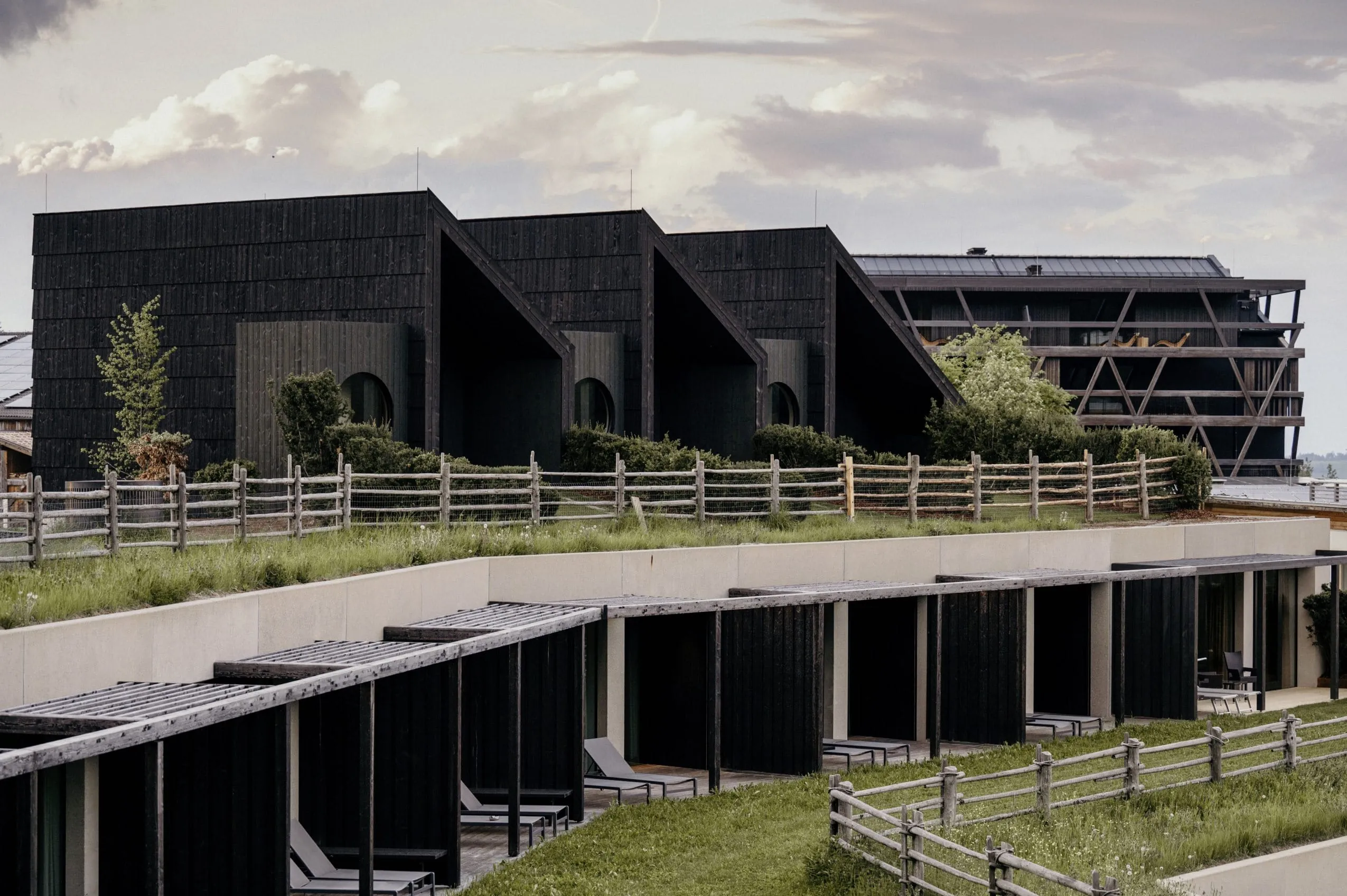 Eco Lofts im Hotel Pfösl und darunter die Suiten mit Gartenliegen