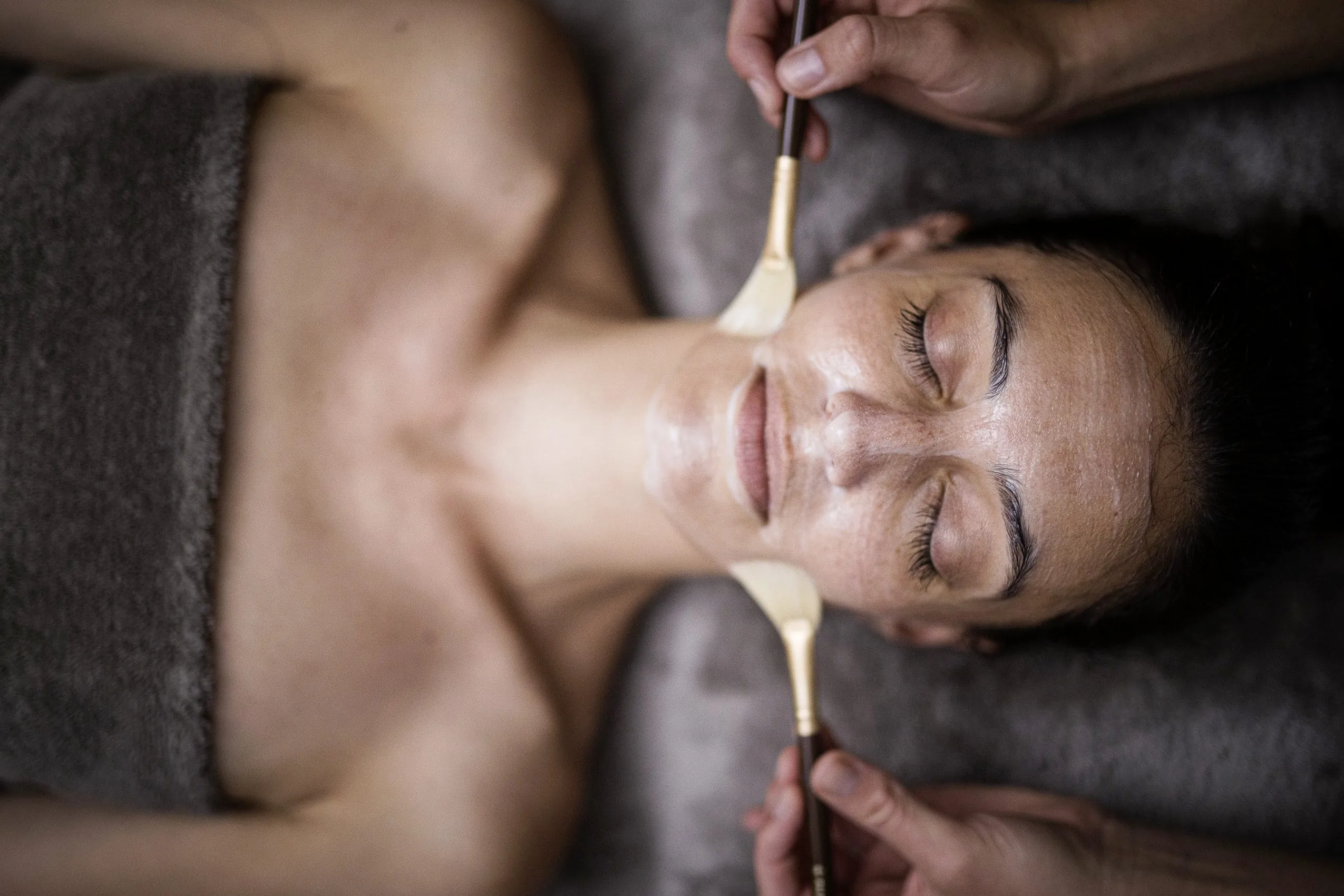 Frau erhält Feather Touch-Behandlung im Hotel Winkler