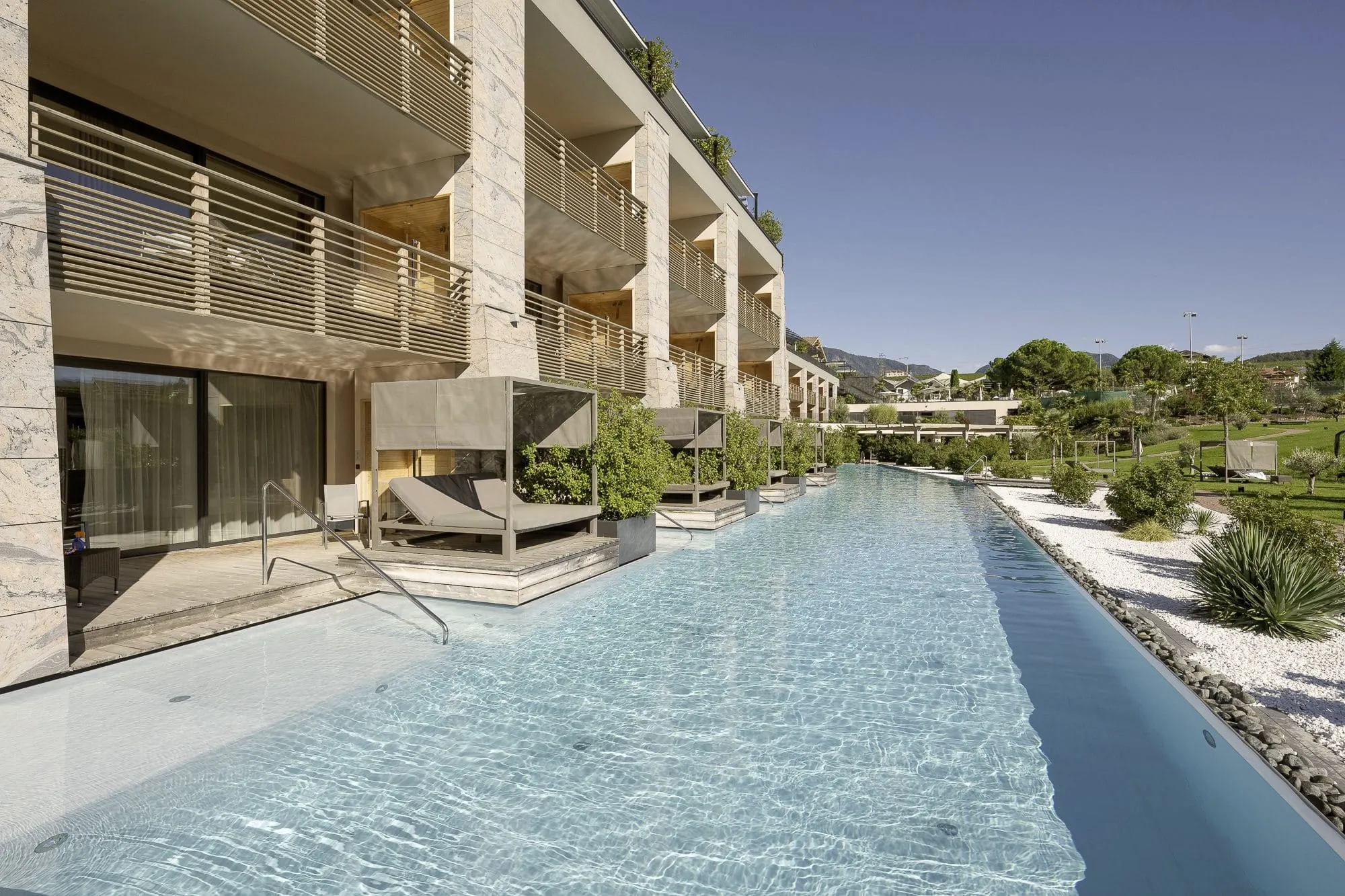 Suitenpool im Weinegg Wellviva Resort mit Blick auf die Suiten mit eigenen Daybeds