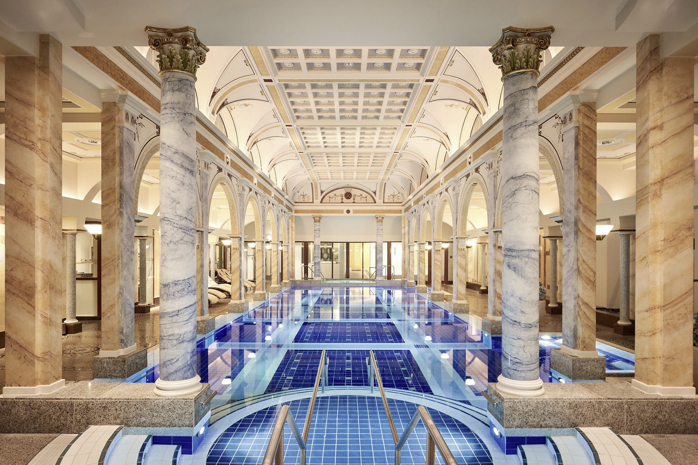 Indoor-Jugendstilbad im Grand Resort Bad Ragaz mit Marmorsäulen und Bögen