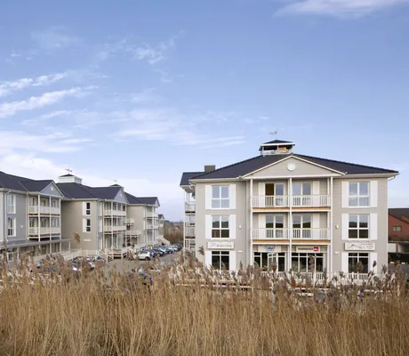 Außenansicht des Beach Motel St. Peter-Ording und blauer Himmel