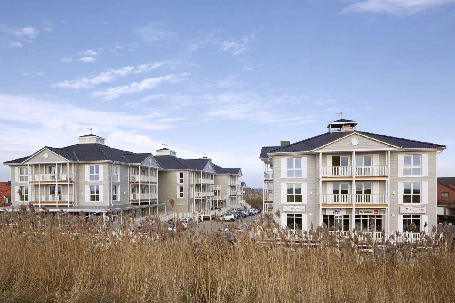 Außenansicht des Beach Motel St. Peter-Ording und blauer Himmel