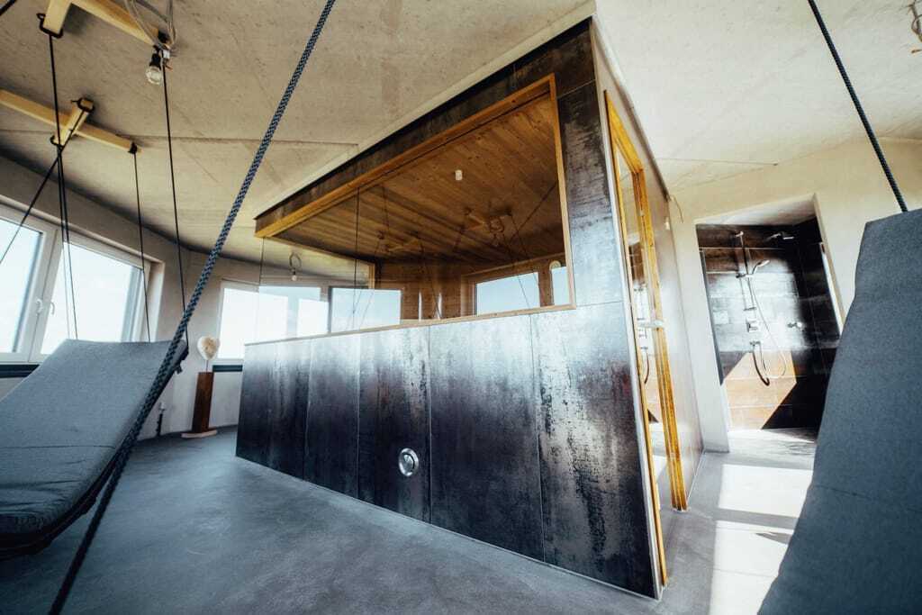 Wellnessbereich im Leuchtturm-Spa des LUNDENBERGSAND Nordsee Hideaway & SPA mit Sauna und Dusche