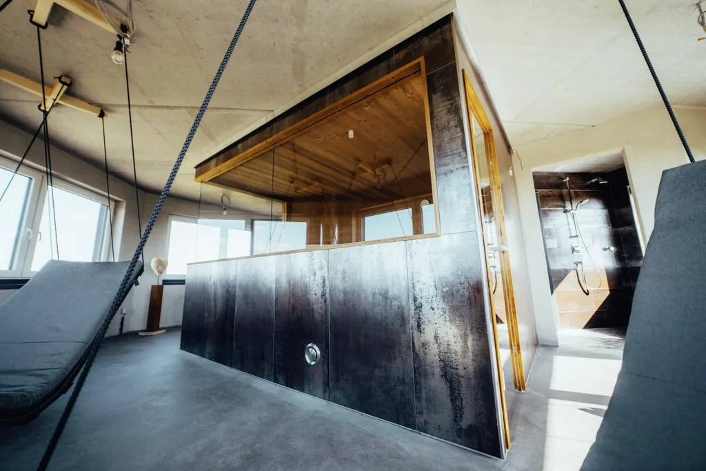 Wellnessbereich im Leuchtturm-Spa des LUNDENBERGSAND Nordsee Hideaway & SPA mit Sauna und Dusche