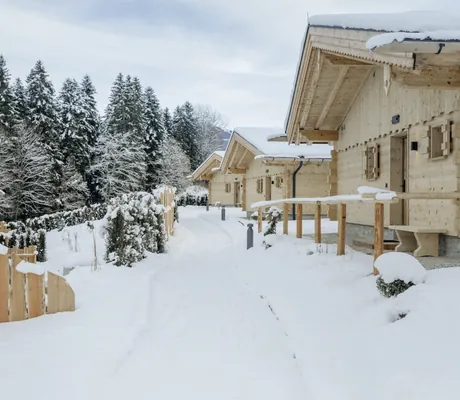 Außenansicht der schneebedeckten Hygna Chalets