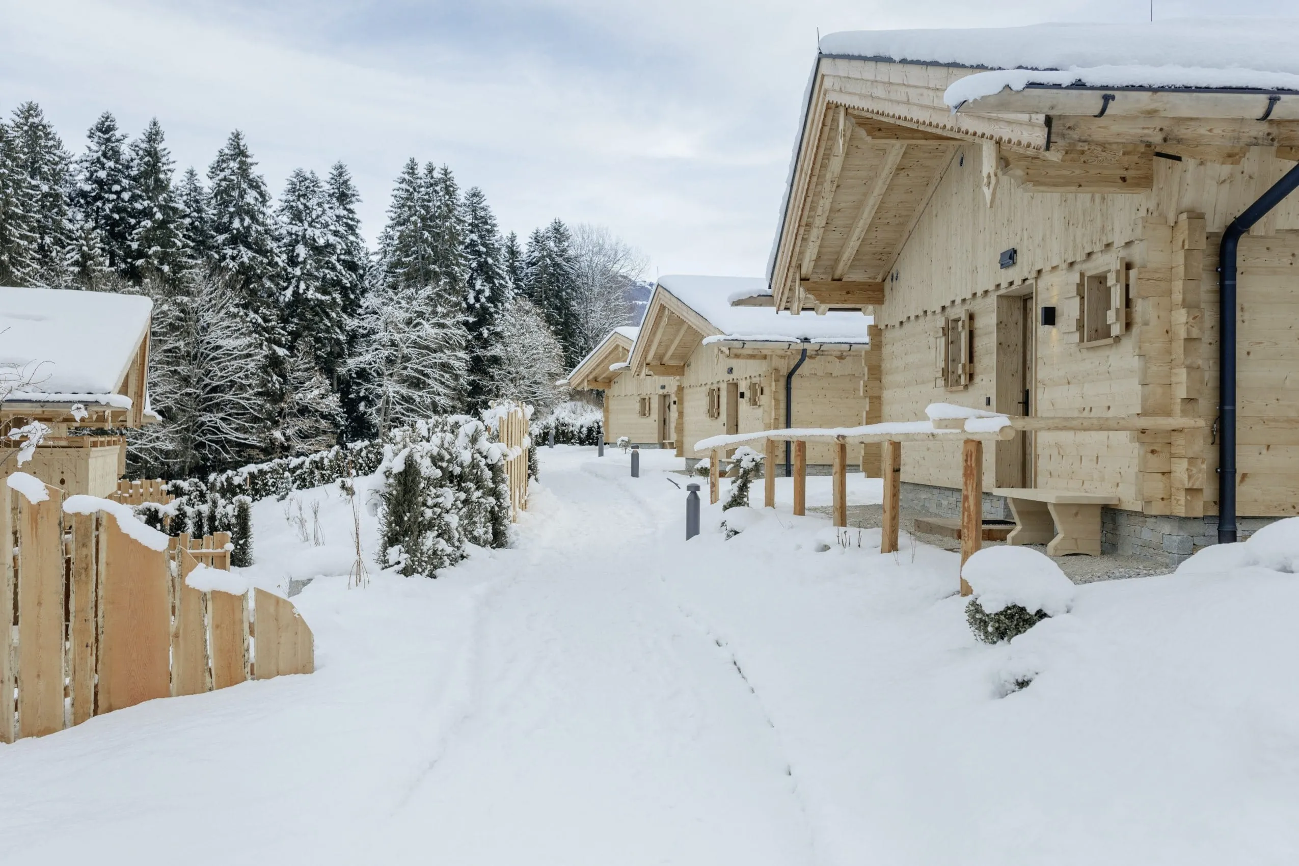 Außenansicht der schneebedeckten Hygna Chalets
