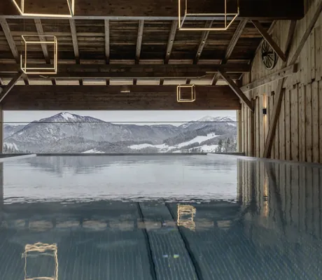Heustadl-Infinitypool mit Panorama-Bergblick der Hygna Chalets