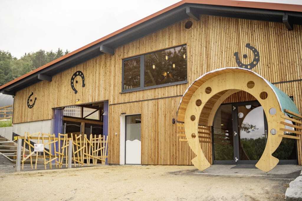 Reitstall des Hotel & Resort Landhaus zur Ohe von außen mit Eingangsbereich in Form eines Hufeisens