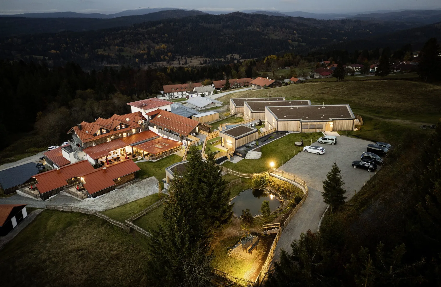 Aufnahme aus der Luft über die Anlage des Hunderesort Waldeck im Bayerischen Wald