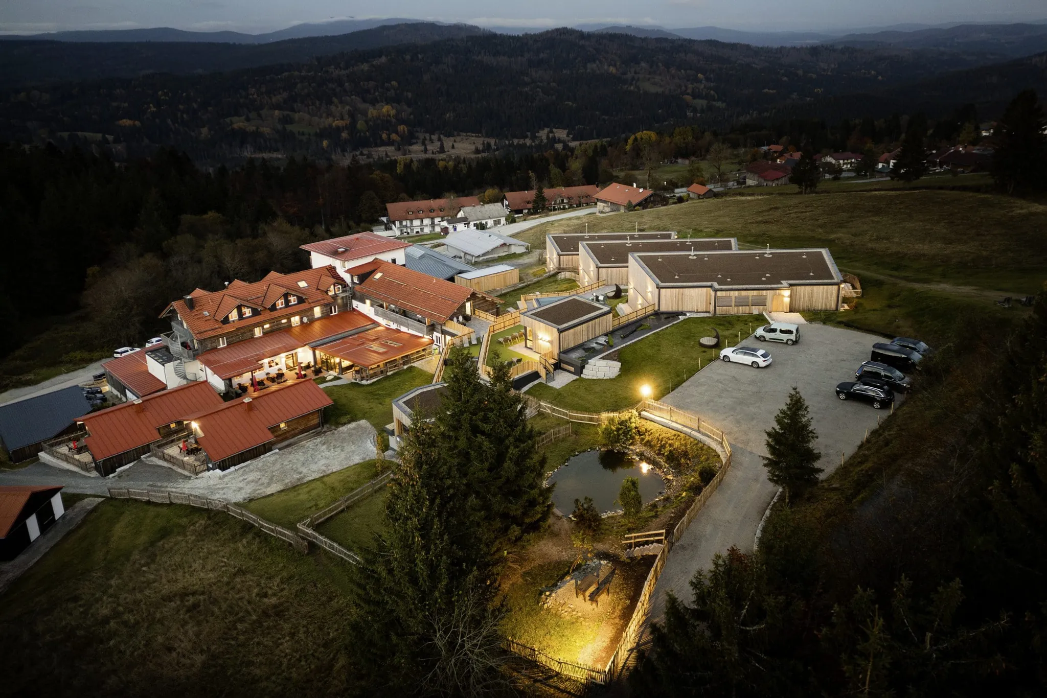 Aufnahme aus der Luft über die Anlage des Hunderesort Waldeck im Bayerischen Wald