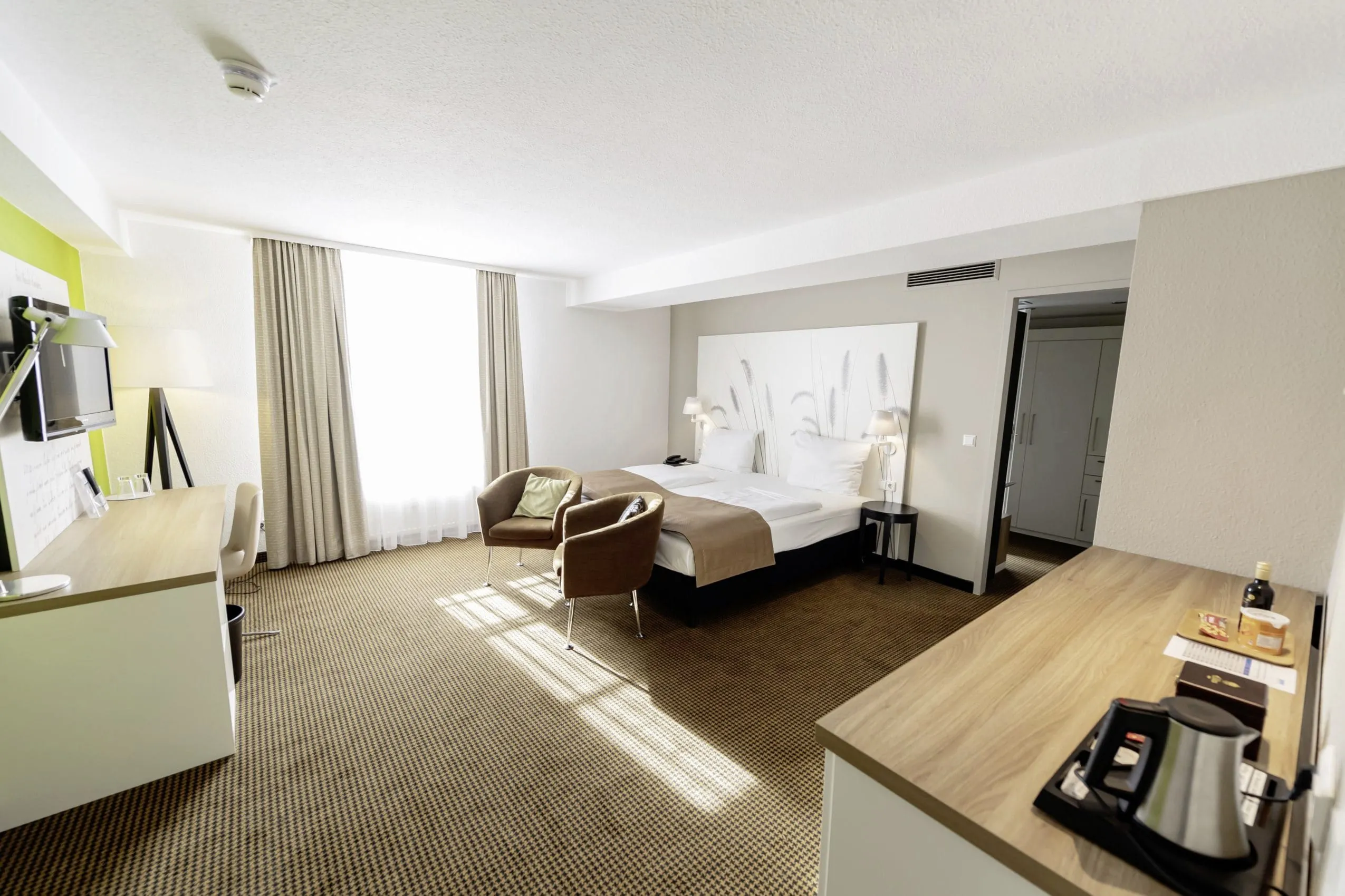 gro&szlig;z&uuml;giges Doppelzimmer im nestor Ludwigsburg mit braunem Teppich