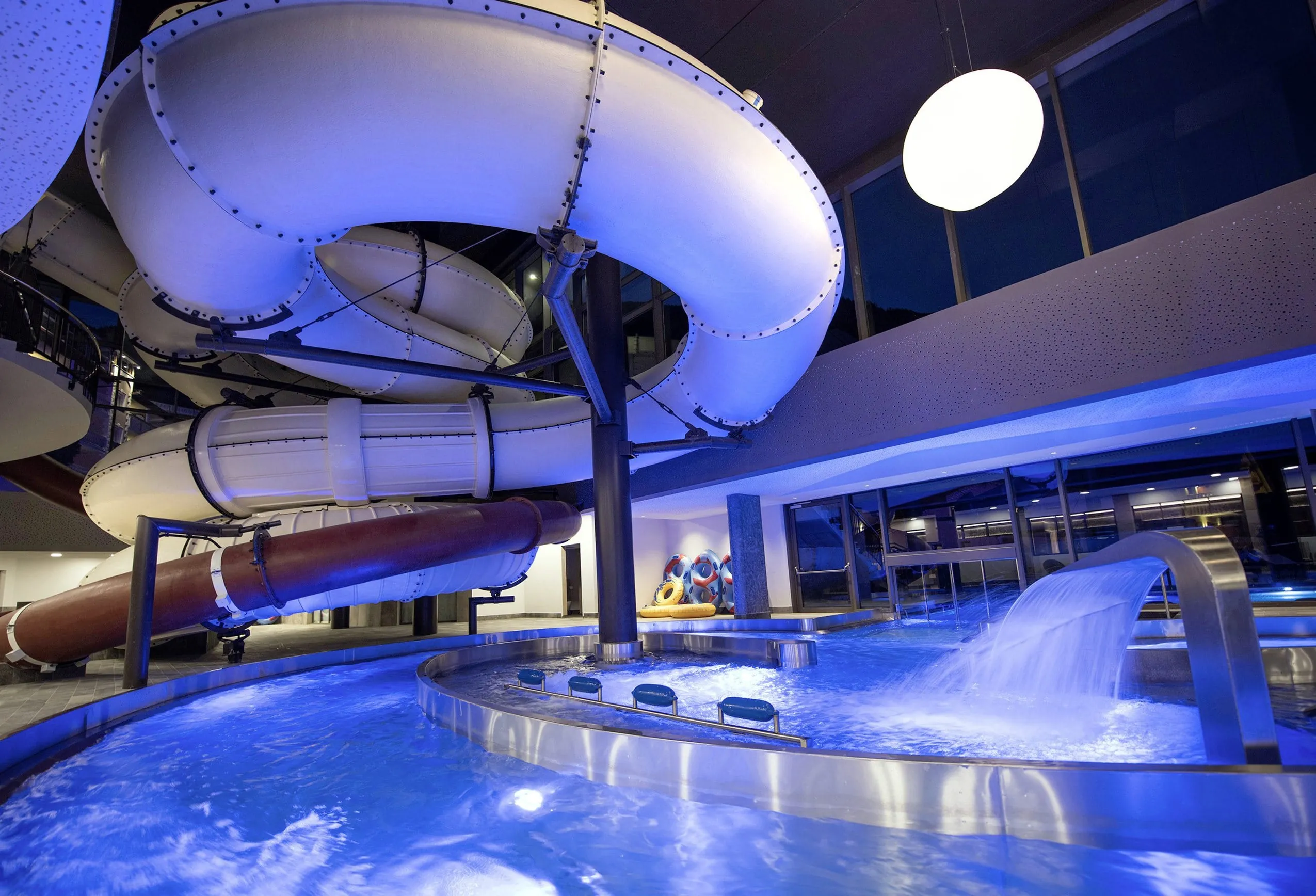 Wasserrutsche im Aqua Family Parc des Quellenhof Luxury Resort Passeier am Abend