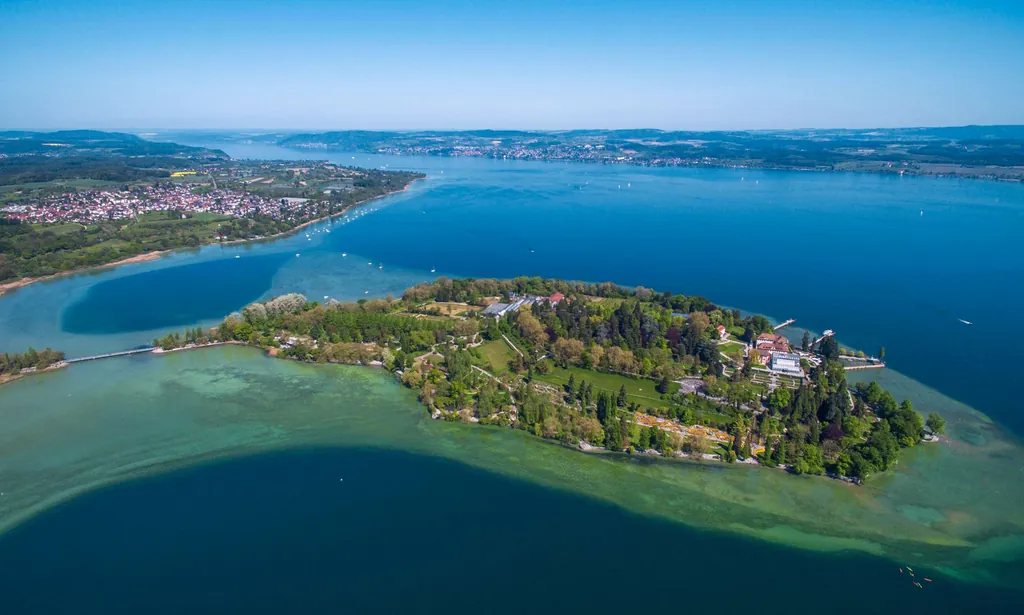 Blick aus der Vogelperspektive auf die Blumeninsel Mainau im Bodensee