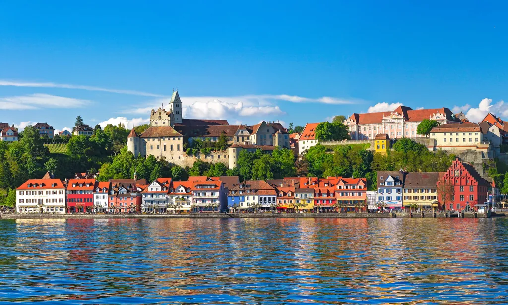 Blick auf die Uferpromenade von Meersburg am Bodensee