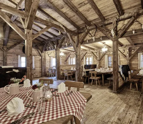 Urige, rustikale Öventhütte des Öschberghofs mit Holzmobiliar und vielen Hirschgeweihen an der Wand