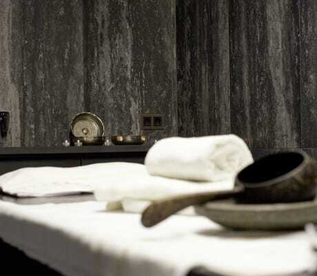 Detailaufnahme eines Spa-Behandlungsraumes im Öschberghof mit Liege und Spa-Utensilien